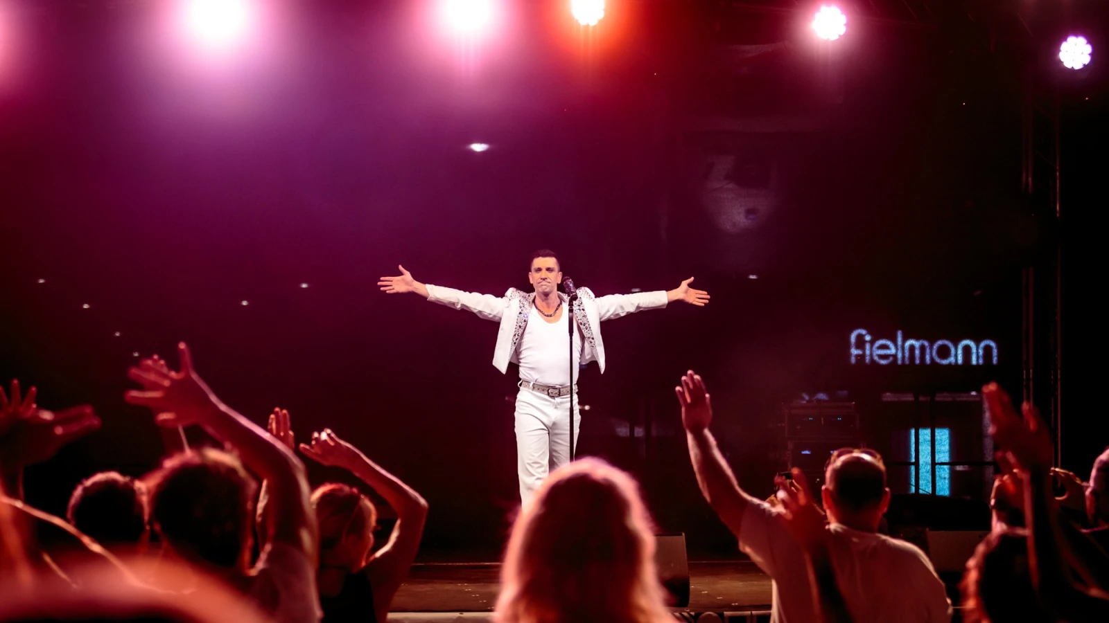 Robbie.Like.Me